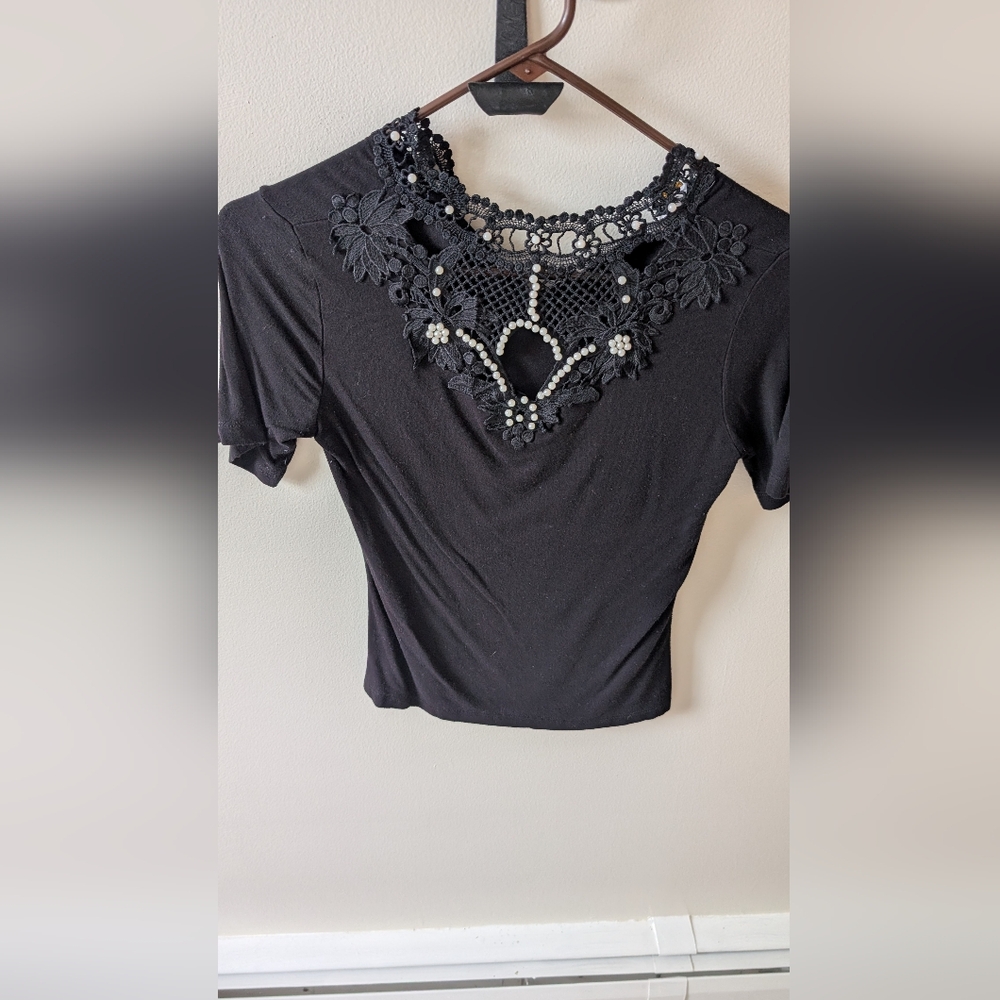 Top Chic pearl and lace embellished black short sleeve party top. Size Large - Picture 12 of 12
